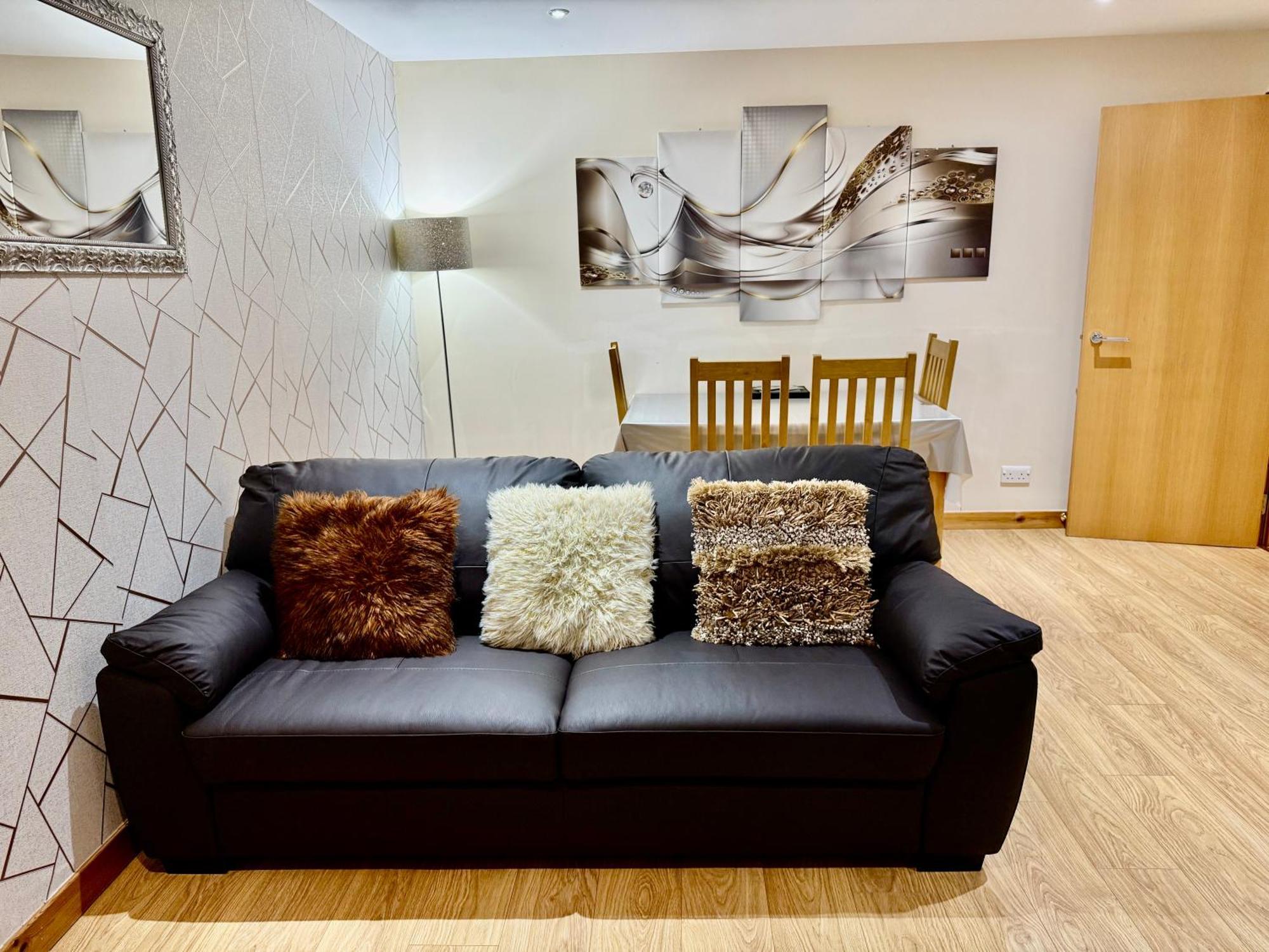 Azim And Suzi'S City Centre Apartment إينفيرنيس المظهر الخارجي الصورة